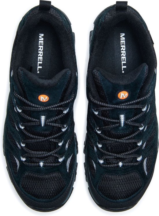 Paar zwarte Merrell wandelschoenen met grijze veters en oranje 'M' logo's op de tong.