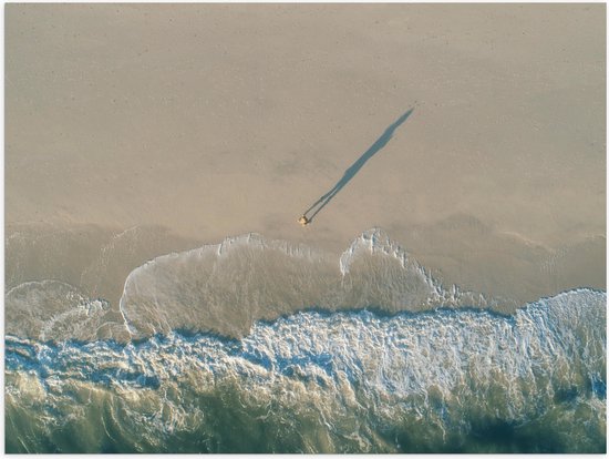 Poster (Mat) - Bovenaanzicht van Persoon op Verlaten Strand bij Oceaan - 40x30 cm Foto op Posterpapier met een Matte look
