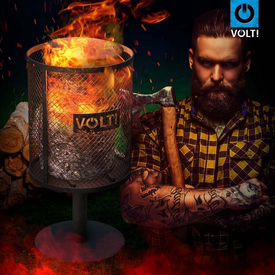 Brandende zwarte metalen staande vuurkorf met VOLT! logo, naast een man met houthakkershemd en bijl.
