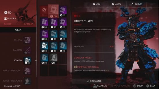 Samurai-uitrustingsscherm met een Utility Charm met blauwe, pluizige bepantsering en een samurai-wapen. Text: UTILITY CHARM CURSED