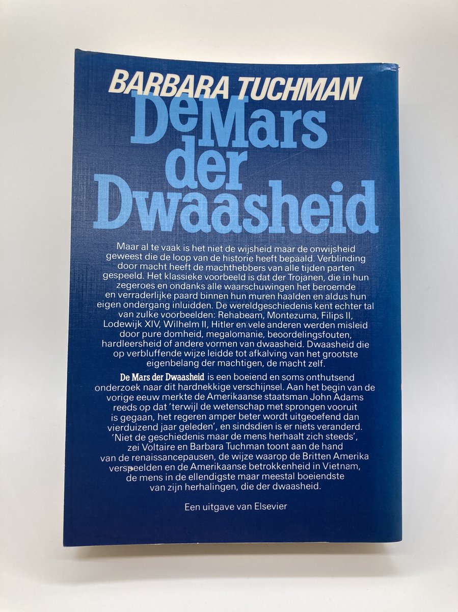 Boek "De Mars der Dwaasheid" van Barbara Tuchman. Blauwe kaft met witte tekst.