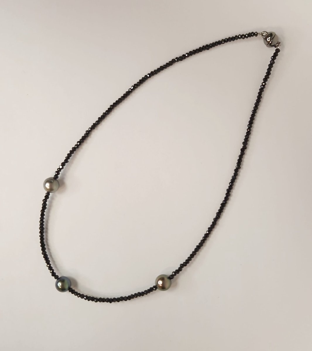 Parels – spinel - collier – zilver – magneetslot - ketting – uitverkoop Juwelier Verlinden St. Hubert – van €429,= voor €349,=