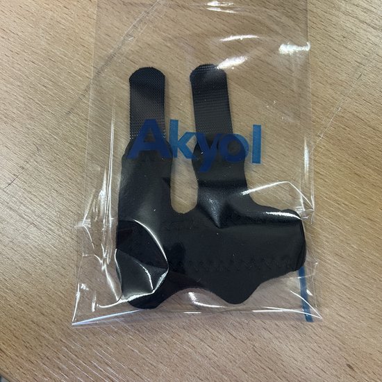 Zwarte vingerbrace van Akyol in plastic verpakking.