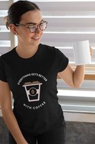 Shirt - Everything gets better with coffee - Wurban Wear | Grappig shirt | Koffie | Unisex tshirt | Koffiezetapparaat | Koffiebonen | Wit & Zwart