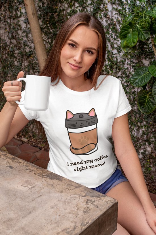 Shirt - I need my coffee right meow - Wurban Wear | Grappig shirt | Koffie | Unisex tshirt | Koffiezetapparaat | Koffiebonen | Wit