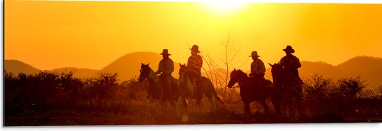 Dibond - Groepje Cowboys op Paarden Rijdend door Landschap bij de Ondergaande Zon - 90x30 cm Foto op Aluminium (Wanddecoratie van metaal)