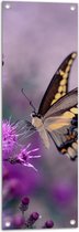 Tuinposter – Vlinder op de Paarse Bloemen - 30x90 cm Foto op Tuinposter (wanddecoratie voor buiten en binnen)
