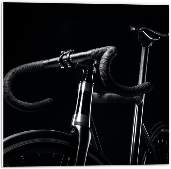 WallClassics - PVC Schuimplaat- Zwarte Mountainbike Fiets tegen Zwarte Achtergrond - 50x50 cm Foto op PVC Schuimplaat