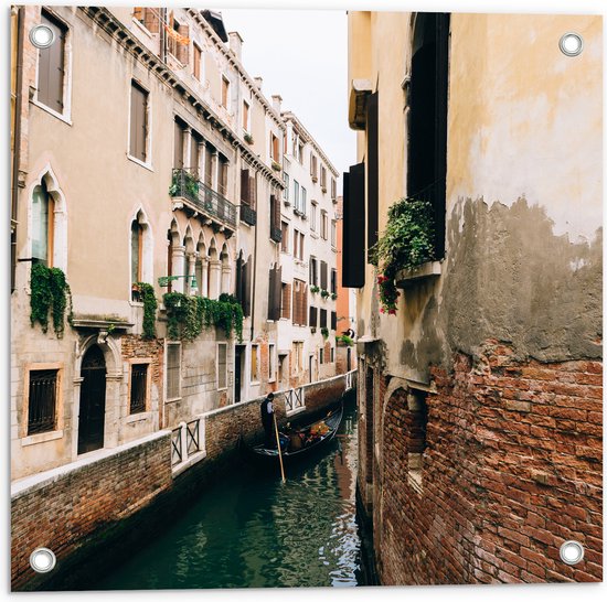 Tuinposter – Gondel op Water in Smal Steegje van Venetië - 50x50 cm Foto op Tuinposter (wanddecoratie voor buiten en binnen)