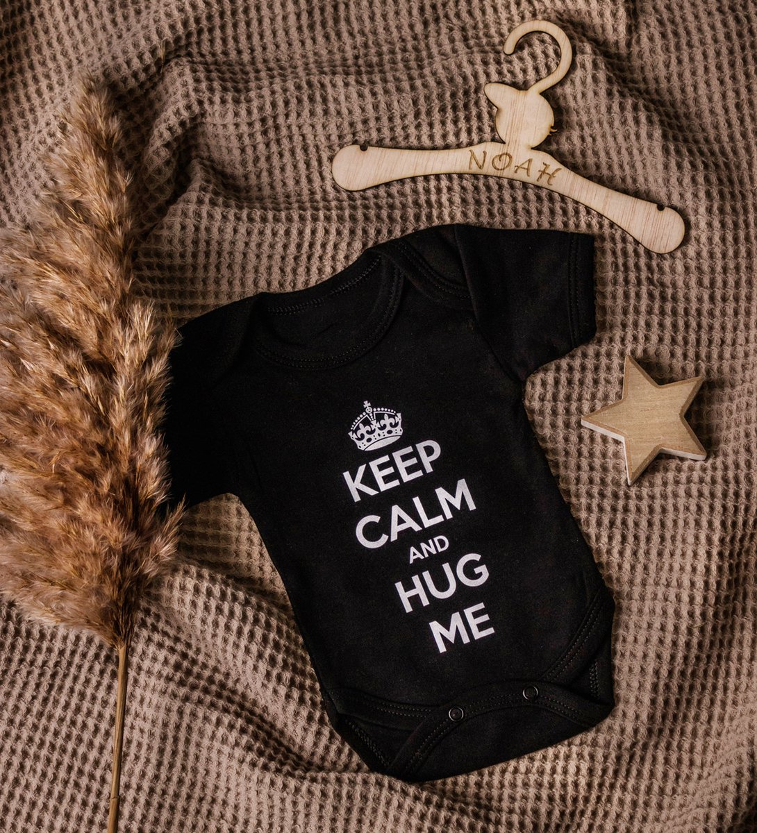 Goedkoopste Kraamcadeau met Naam - Babyshower Set – Gepersonaliseere Baby Geschenk Set - Jongen - Meisje - Houten Baby Klerenhanger - GEPERSONALISEERD voor JONGEN - MEISJE met EIGEN NAAM GEGRAVEERD en ROMPER KEEP CALM AND HUG ME in Cadeauverpakking - WoodyDoody