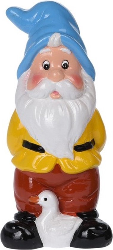 Keramieken tuinkabouter met blauwe muts, gele jas, rode broek en een witte gans aan zijn voeten.