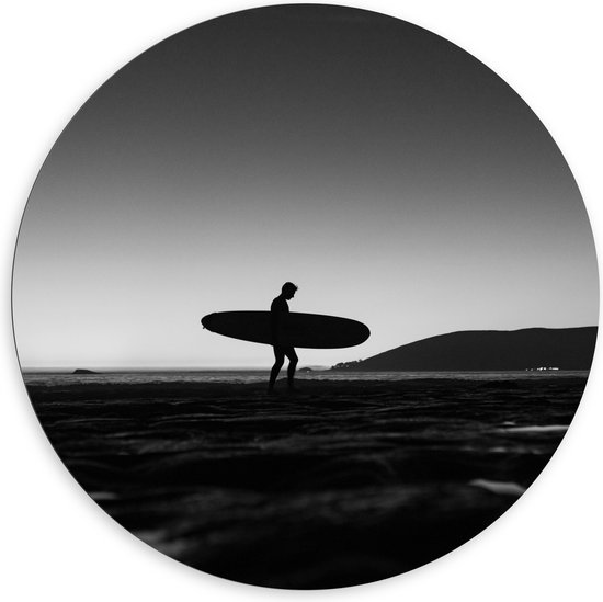 Dibond Muurcirkel - Surfer op het Strand - Zwart/Wit - 120x120 cm Foto op Aluminium Muurcirkel (met ophangsysteem)