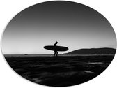 PVC Schuimplaat Ovaal - Surfer op het Strand - Zwart/Wit - 108x81 cm Foto op Ovaal (Met Ophangsysteem)