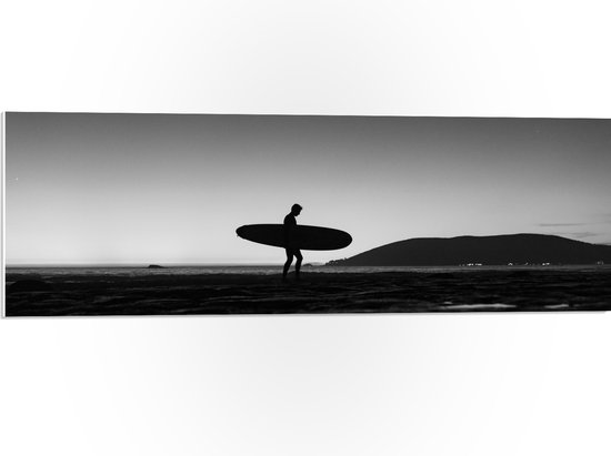 PVC Schuimplaat- Surfer op het Strand - Zwart/Wit - 90x30 cm Foto op PVC Schuimplaat