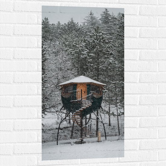 Muursticker - Klein Huisje tussen de Bomen in de Sneeuw - 50x100 cm Foto op Muursticker
