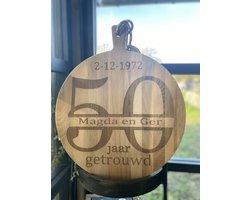 Creaties van Hier - serveerplank - 50 jaar getrouwd (geen mr en mrs) - 40 cm - gepersonaliseerd cadeau - hout