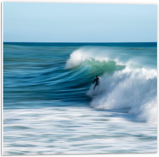 WallClassics - PVC Schuimplaat- Surfer over Razende Golven op Zee - 50x50 cm Foto op PVC Schuimplaat