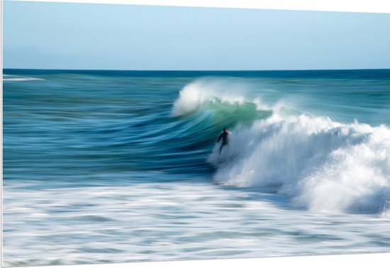 WallClassics - PVC Schuimplaat- Surfer over Razende Golven op Zee - 150x100 cm Foto op PVC Schuimplaat