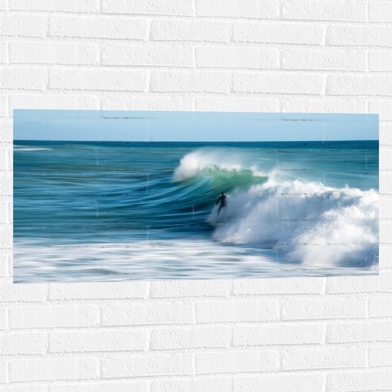 WallClassics - Muursticker - Surfer over Razende Golven op Zee - 100x50 cm Foto op Muursticker