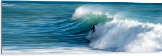 WallClassics - Dibond - Surfer over Razende Golven op Zee - 150x50 cm Foto op Aluminium (Met Ophangsysteem)