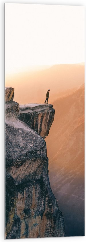 WallClassics - Acrylglas - Man aan de Rand van Hoge Cliff met Zonlicht - 40x120 cm Foto op Acrylglas (Wanddecoratie op Acrylaat)