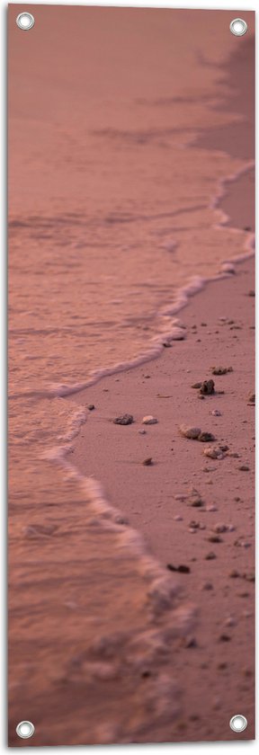 Tuinposter – Strand met Steentjes bij het Zee Water - 30x90 cm Foto op Tuinposter (wanddecoratie voor buiten en binnen)