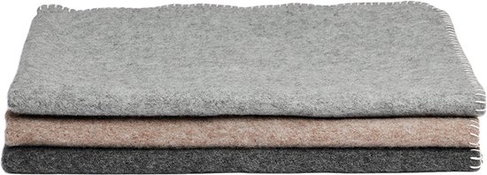 Stapel van drie wollen babydekens in grijs, beige en donkergrijs, met witte stiksels.