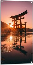 Tuinposter – Ondergaande Zon - Itsukushima Shrine Japan - 50x100 cm Foto op Tuinposter (wanddecoratie voor buiten en binnen)