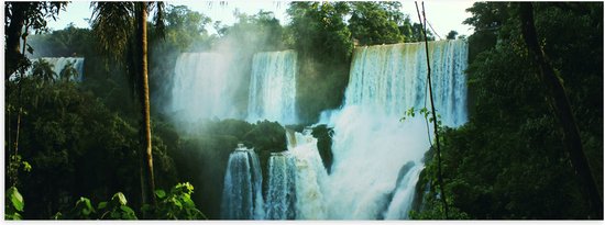 Poster (Mat) - Grote Waterval in Oerwoud - 60x20 cm Foto op Posterpapier met een Matte look