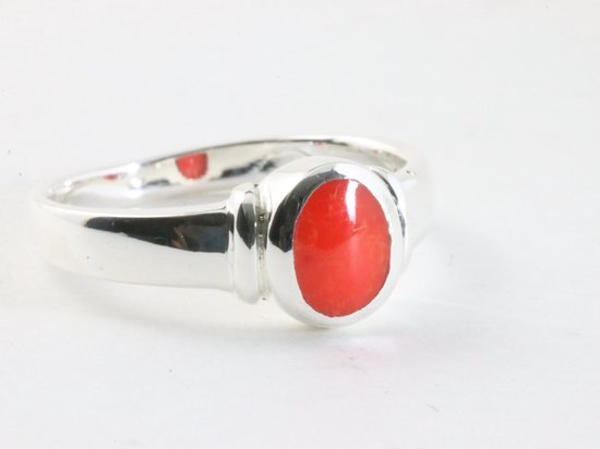 Fijne hoogglans zilveren ring met rode koraal steen - maat 16.5