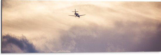 Dibond - Vliegtuig tussen de Wolken - 90x30 cm Foto op Aluminium (Wanddecoratie van metaal)