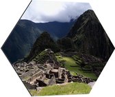 WallClassics - Dibond Hexagon - Uitzicht o9ver Machu Picchu in Peru - 60x52.2 cm Foto op Hexagon (Met Ophangsysteem)