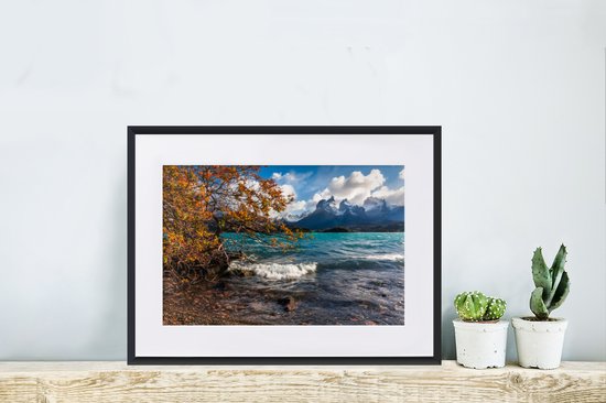 Photo en cadre - Lac Pehoe dans le Parc National Torres del Paine au Chili cadre photo noir avec passe-partout blanc petit 40x30 cm - Affiche sous cadre (Décoration murale salon / chambre)