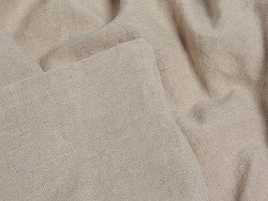 Gevouwen beige linnen stof, close-up.