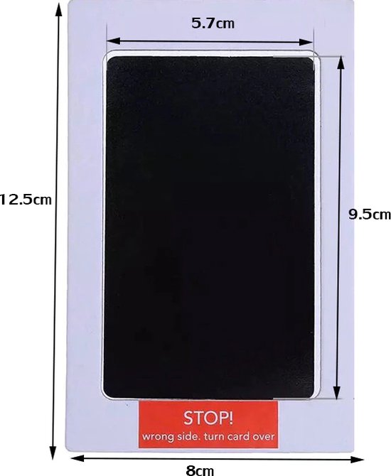Un coussinet d'encre blanc avec des dimensions : 12.5cm x 9.5cm, 5.7cm de large et 8cm de profondeur. Un autocollant rouge 'STOP!' avec 'wrong side, turn card over'.