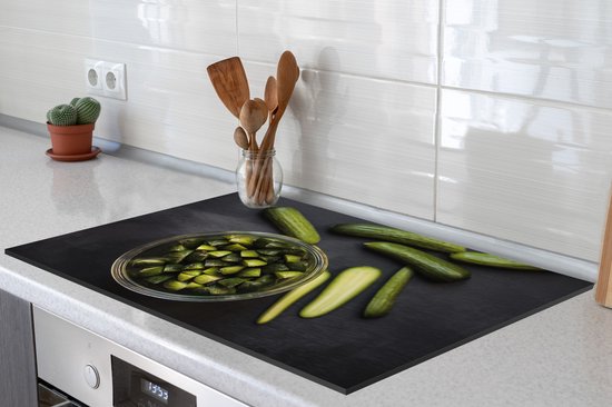KitchenYeah® Inductie beschermer 77x51 cm - Verse minikomkommers in kwarten en stukjes gesneden - Kookplaataccessoires - Afdekplaat voor kookplaat - Inductiebeschermer - Inductiemat - Inductieplaat mat