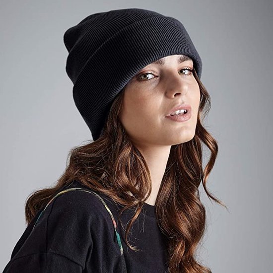 Vrouw met donkerblauwe beanie, verfomde pasvorm, middenvoor.