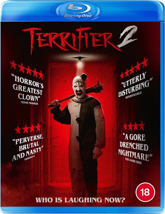 Blu-ray hoes van Terrifier 2 met een enge clown met een hamer, omringd door kritieken.