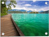 Tuinposter – Houten Looppad op het Water in Berglandschap - 40x30 cm Foto op Tuinposter (wanddecoratie voor buiten en binnen)