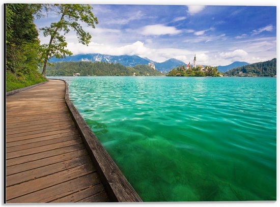 Dibond - Houten Looppad op het Water in Berglandschap - 40x30 cm Foto op Aluminium (Wanddecoratie van metaal)