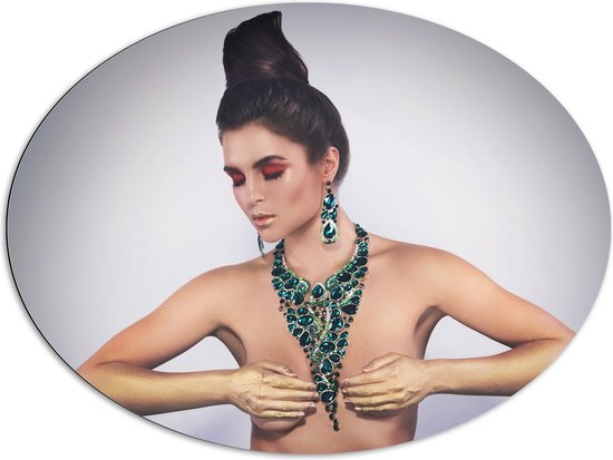 Dibond Ovaal - Naakte Vrouw met Groene Opvallende Sieraden en Handen voor Borsten - 96x72 cm Foto op Ovaal (Met Ophangsysteem)