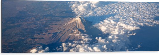 Dibond - Open Wolkendek bij Slapende Vulkaantop - 120x40 cm Foto op Aluminium (Wanddecoratie van metaal)