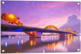 Tuinposter – Paarse Lucht boven Verlichte Dragon brug in Da Nang, Vietnam - 75x50 cm Foto op Tuinposter (wanddecoratie voor buiten en binnen)
