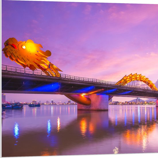 PVC Schuimplaat- Paarse Lucht boven Verlichte Dragon brug in Da Nang, Vietnam - 80x80 cm Foto op PVC Schuimplaat