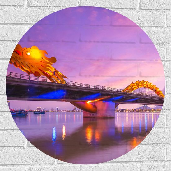 Muursticker Cirkel - Paarse Lucht boven Verlichte Dragon brug in Da Nang, Vietnam - 70x70 cm Foto op Muursticker