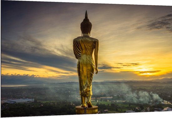 Dibond - Gouden Buddha op Standaard met Uitzicht op Landschap - 150x100 cm Foto op Aluminium (Met Ophangsysteem)