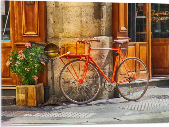 WallClassics - Acrylglas - Oranje Fiets voor Café - 80x60 cm Foto op Acrylglas (Wanddecoratie op Acrylaat)
