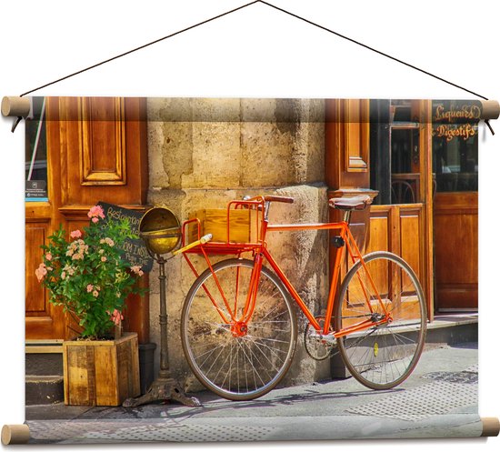 WallClassics - Textielposter - Oranje Fiets voor Café - 60x40 cm Foto op Textiel