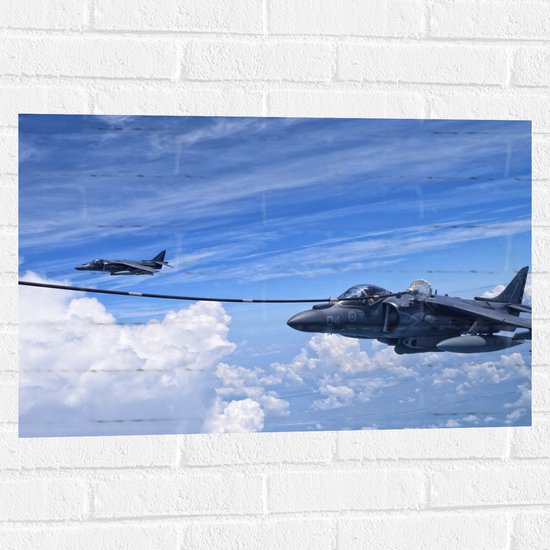 WallClassics - Muursticker - Gevechtsvliegtuig hoog in de Lucht - 75x50 cm Foto op Muursticker