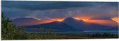 Acrylglas - Verdwijnende Zon achter de Bergen in landschap - 120x40 cm Foto op Acrylglas (Wanddecoratie op Acrylaat)